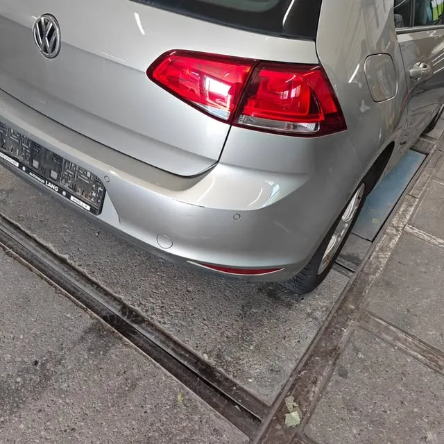 Heck eines silbernen VW Golf in der Werkstatt